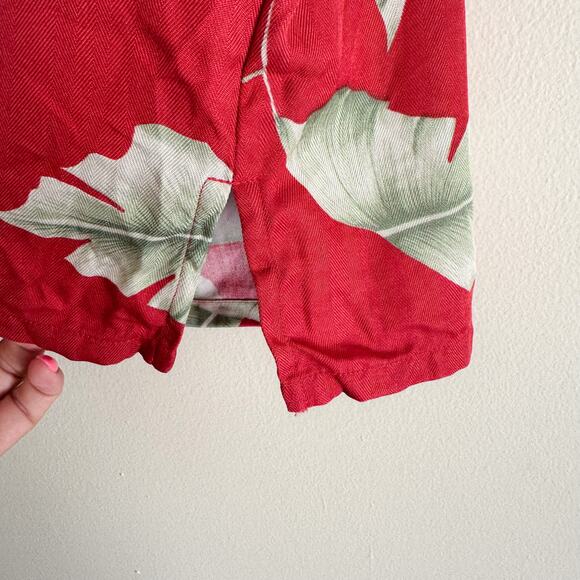 Tommy Bahama Vintage Red Floral Silk Button Up V Neck Vest Blouse - Large - Picture 3 of 7